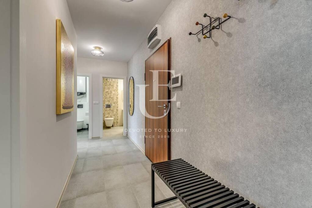 Madrid: A Modern 2-bedroom With Parking Apartament *