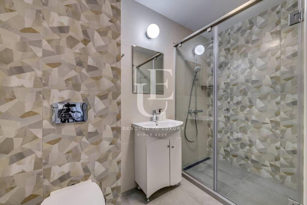 Apartament Madrid: A Modern 2-bedroom With Parking *