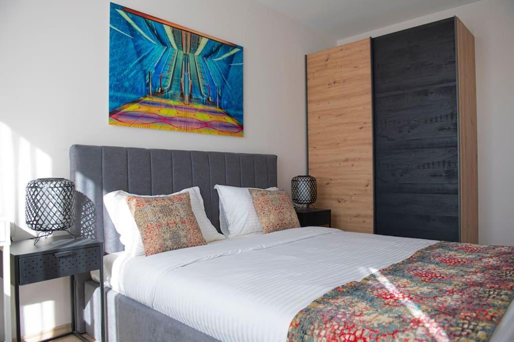 Madrid: A Modern 2-bedroom With Parking Apartment *