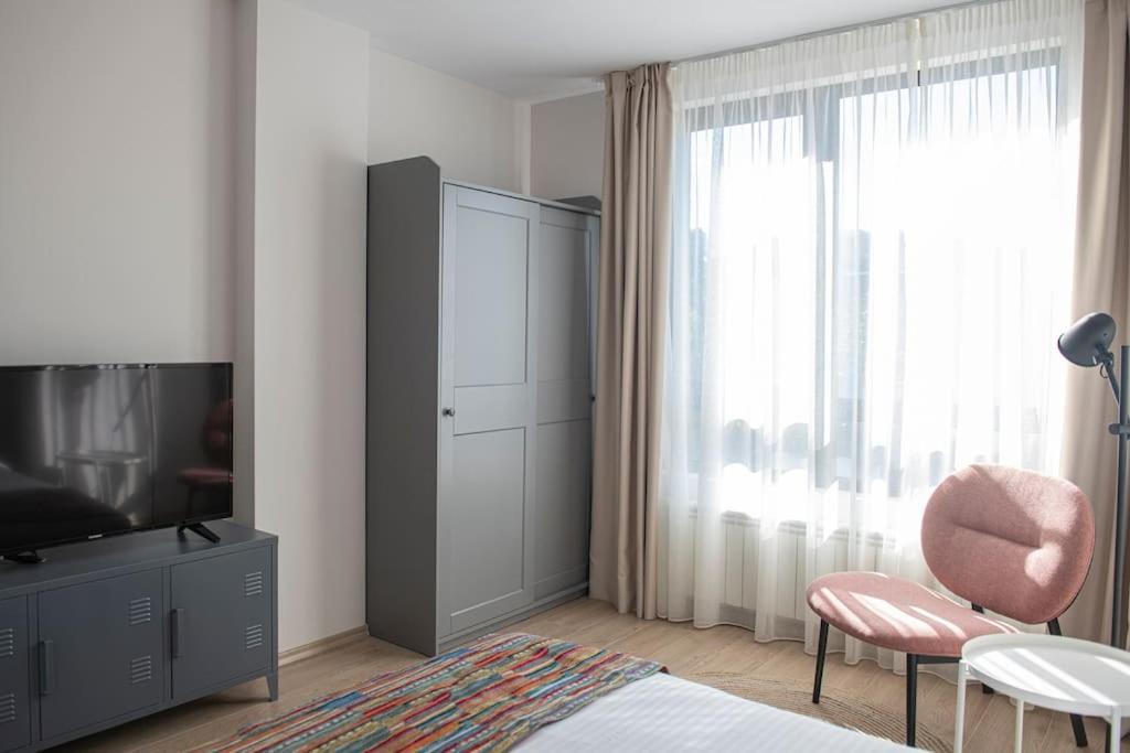 Apartament Madrid: A Modern 2-bedroom With Parking *