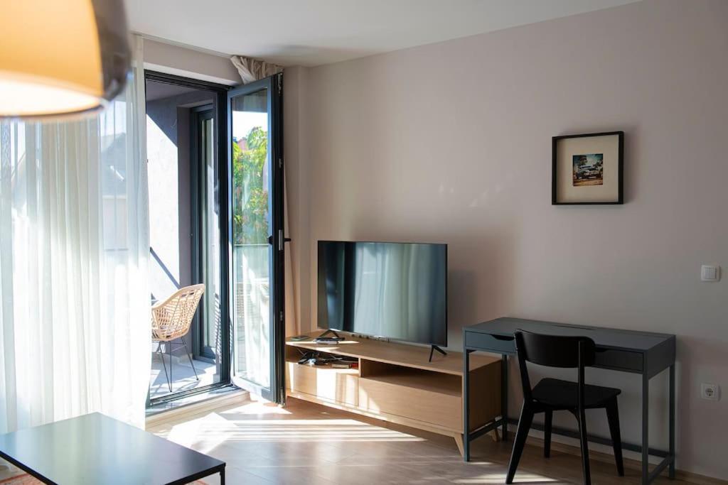 Apartament Madrid: A Modern 2-bedroom With Parking *