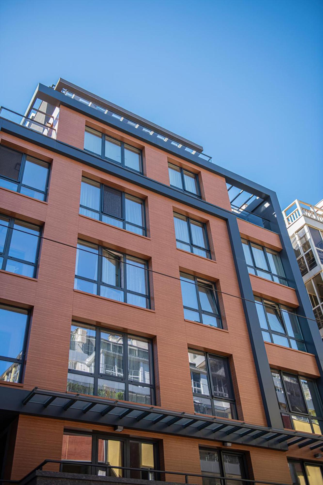 Madrid: A Modern 2-bedroom With Parking Apartament *